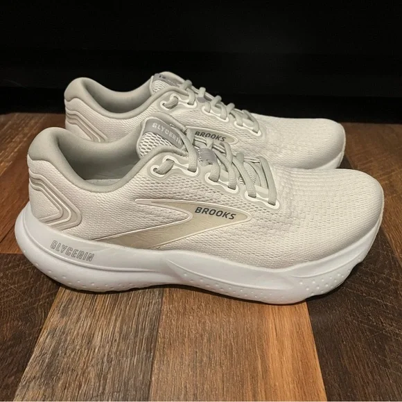 EUC Women’s Brooks Glycerin Cream and White Size 9 - Picture 2 of 13
